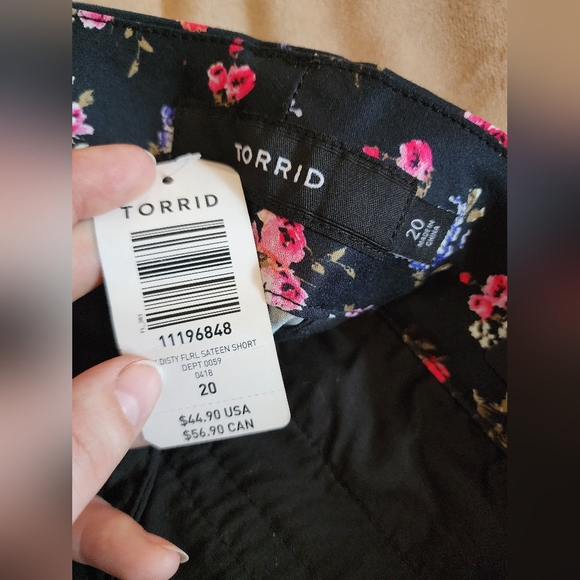 NWT Torrid Floral Shorts with Belt - Picture 2 of 3